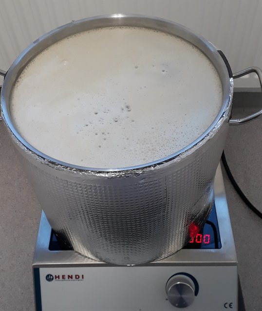 Hier muss man mit dem kleinen Topf und der Hendi höllisch aufpassen. Die ist da schon etwas überdimensioniert. Maximal 1600 Watt sonst kocht es über.