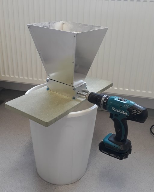 Die günstige Mühle funktioniert auch nach dutzenden Suden immer noch perfekt. Ich bin damit zufrieden.