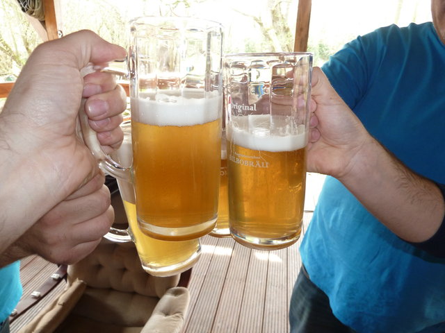 Nach herzhaftem zweiten Frühstück und Einmaischen ein erstes Bier. Ein Grätzer Rauchbier mit 3,1 Vol%. Von da an ging es - was den Alkoholgehalt anbelangt - nur noch steil bergauf.
