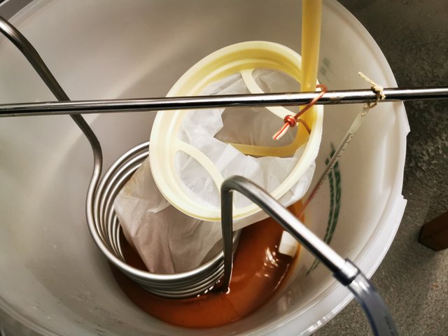 Mein Gewusel an gereinigtem Hopfensieb, Thermometer und Kühlspirale beim Hopfenseihen
