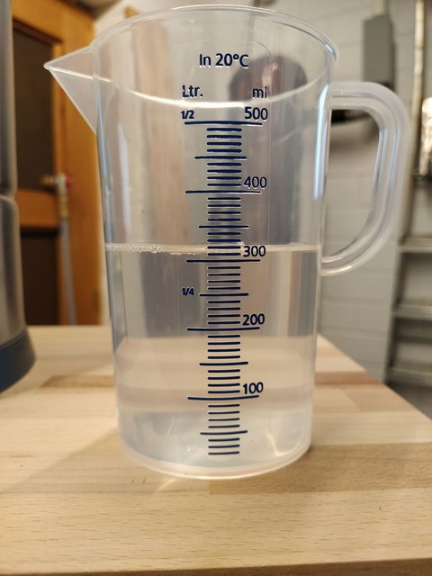 Brüdenhaube-12.jpg (1.07 MiB) 19142 mal betrachtet Auffangbehälter Kondeswasser nach 90 min. Hopfenkochen.