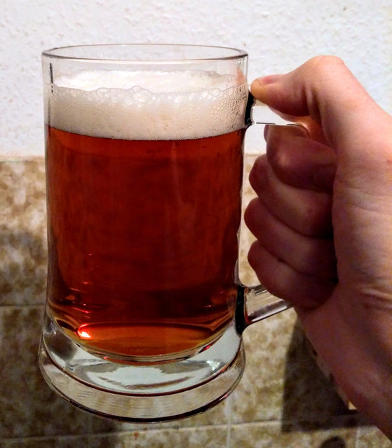 Schöne rötlich braune Farbe.<br />Der Schaum ist zwar etwas grobporig, war aber erstaunlich stabil, bis zum Schluß ist noch immer etwas übrig geblieben.