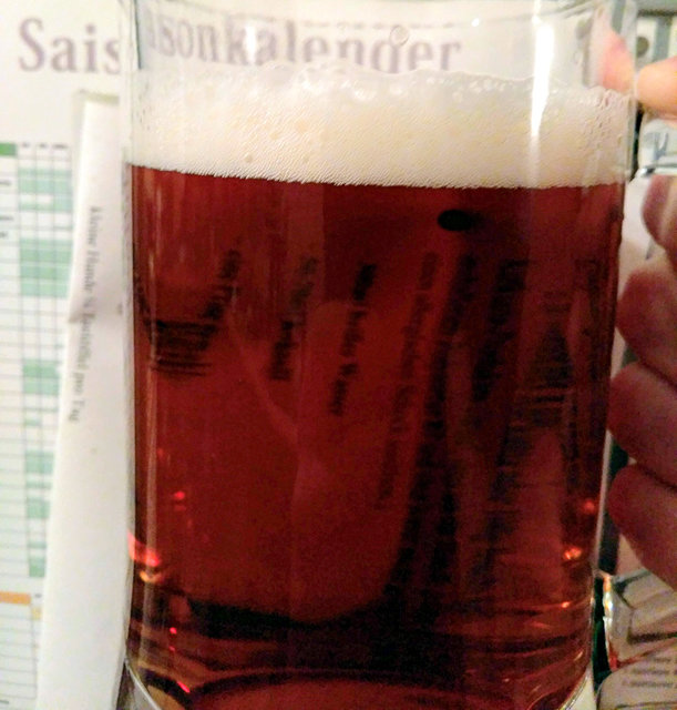 Das Bier ist wie filtriert, man könnte hindurch Zeitung lesen.