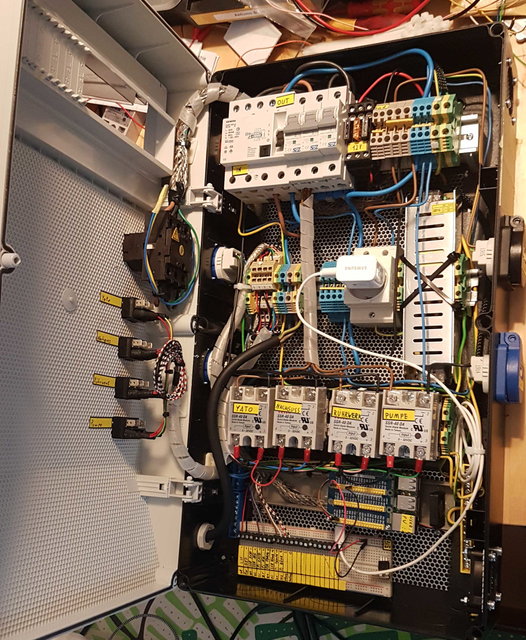 RasPi und Breadboard-Übergabe, Schalter u. Steckdosen eingebaut