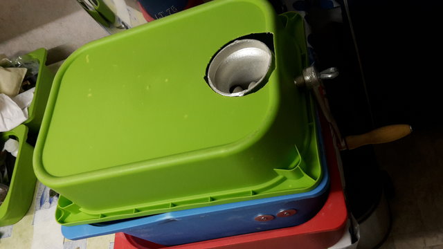 Ein flacher grüner  mit Aussparungen umgekehrt obendrauf (mittlerweile mit 2 Bohrungen und Schraube/Flügelmutter am blauen fixiert)
