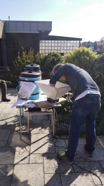 IMG_20150418_164943.jpg (1.14 MiB) 15277 mal betrachtet Mein "Braubruder" bei der Trichter Endmontage :-)