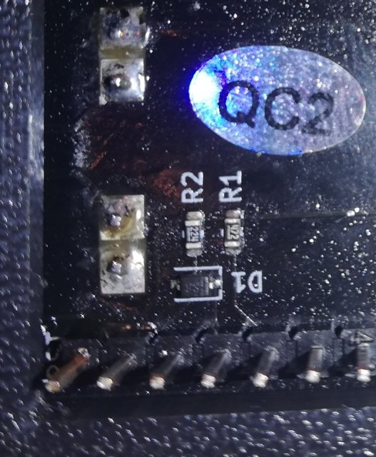 Etwas schmutzig von den vielen Versuchen. Ist das erkennbar? Auf der Diode ist ein kleiner Strich erkennbar nahe der Beschriftung &quot;D1&quot;