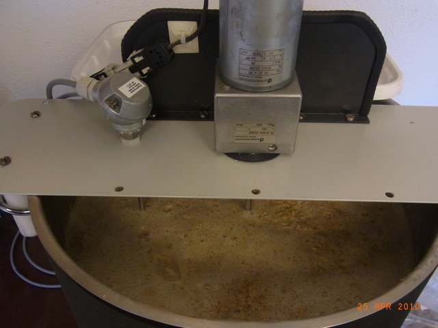 sollte alles automatisch durchlaufen, leider war ich mit der Temperaturregelung<br />nicht ganz zufrieden, eventuell kann man mit dem Einkocher und einem zusätzlichen<br />Tauchsieder also insges. 3,8 KW die Rasttemperatur schneller erreichen. <br />Natürlich habe ich als albener Nichtswisser keine Ahnung wie sich das<br />qualitativ auf das Bier auswirkt ?<br />Merkwürdig fand ich schon, daß schon nach der Maltoserast mit Jod <br />keine Stärke mehr nachweisbar war ?