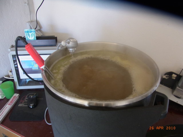 Würzekochen mit Tauchsieder, kocht wallend mit ca 80% von 2 KW.<br />Nach dem Würzekochen hatte ich 13,5° Plato
