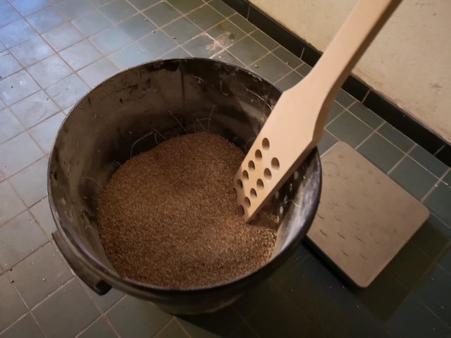 K1600_IMG_20200426_102224.JPG (163.35 KiB) 3197 mal betrachtet Da beim Hermann-Verfahren zu beginn nur die Hälfte des Schrotes benötigt wird habe ich alles nochmal gut vermischt um alle Malze gleichmäßig zu verteilen.