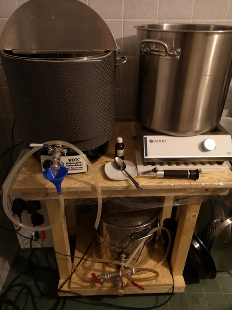 K1600_IMG_20200425_133403.JPG (188.24 KiB) 3249 mal betrachtet Braugerät, links oben ein Wecktopf mit Rührwerk und Lauterhexe, oben rechts ein Topf auf einer Hendi zum Kochen und unten steht ein Teil einer ausgedienten RIMS Anlage der nun den Nachguss erwärmt und nach oben Pumpt.