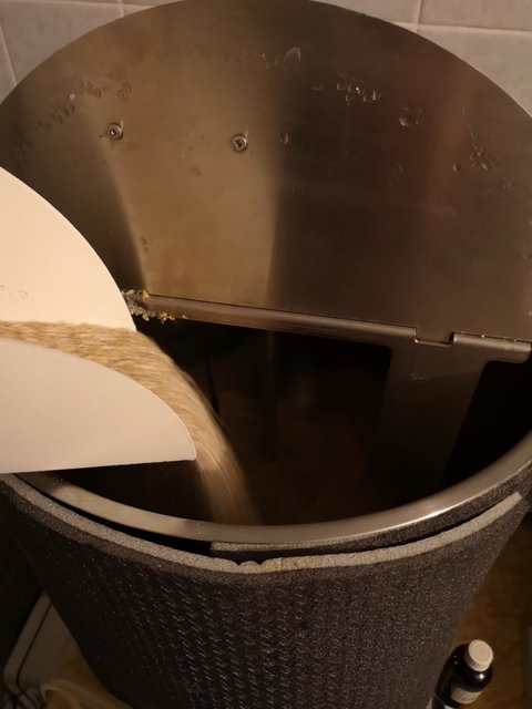 K1600_IMG_20200426_110835.JPG (141.39 KiB) 3249 mal betrachtet Einmaischen der ersten hälfte