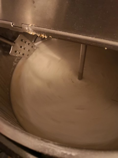 K1600_IMG_20200426_111021.JPG (95.78 KiB) 3249 mal betrachtet Die Maische läuft schön im Kreis... leider ist das Störblech nicht lang genug für diese kleine Menge ...