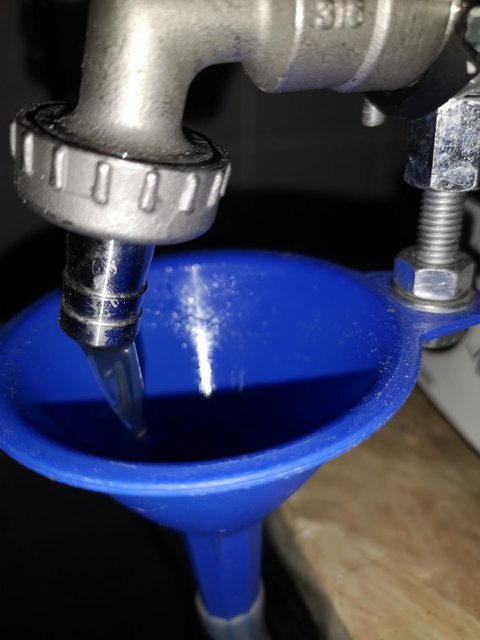 K1600_IMG_20200426_152508.JPG (151.07 KiB) 3249 mal betrachtet Danach läuft die Würze schön klar, der Ablass ist nur zum Teil geöffnet um ein festziehen des Trebers zu vermeiden.