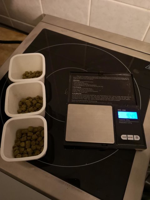 K1600_IMG_20200426_161819.JPG (134.47 KiB) 3249 mal betrachtet Währenddessen schon mal die drei Hopfengaben vorbereitet