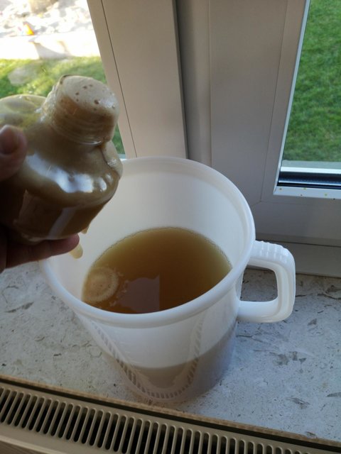 K1600_IMG_20200426_190912.JPG (164.59 KiB) 3244 mal betrachtet die geertete Schneider Hefe wird in die Starterwürze gegeben.