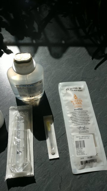 Die Hefe darf noch häufiger arbeiten, also wird die Hälfte auf NaCl schlafen gelegt.