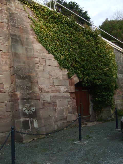 Hier war der erste Keller. Die Tür ist in den Burgberg eingelassen.