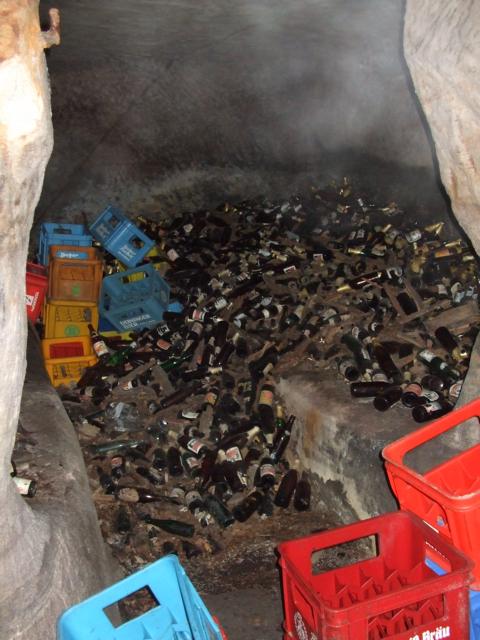Tja und dann legte es uns im wahrsten Sinne des Wortes das erste Mal auf den A.....<br />Um die Ecke gebogen, erblickten wir die Überreste eines sehr alten Getränkemarktes - sehr wahrscheinlich aus den 60er oder 70er Jahren. <br />Für Etikettensammler etc. wäre das wohl das Paradies geworden. <br />Hier nur ein paar kleine Eindrücke im Schein der Taschenlampe