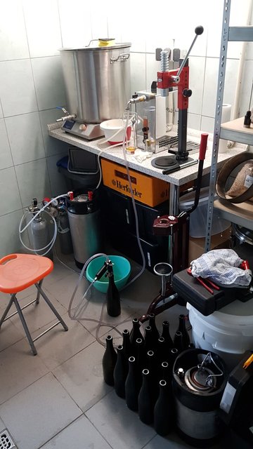 Sektflaschenabfüllug auf kleinstem Platz