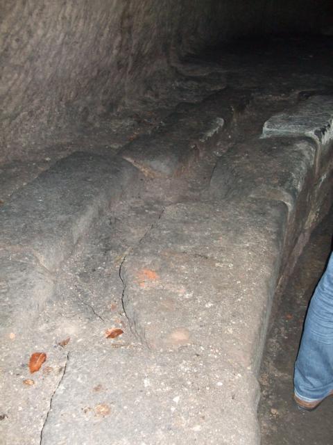 Wir fragten uns natürlich, wie man die vielen Holzfässer im Keller sauber machen würde, ohne, dass hier eine Überschwemmung passieren würde. Nun, hier sieht man ein Abflusssystem. Das Wasser zum Spülen etc. lief in diesen Rinnen immer hangabwärts bis zu einem Sickerschacht. Das alles mit einfachsten Mitteln per Hand so hinzubekommen, war eine Meisterleistung.