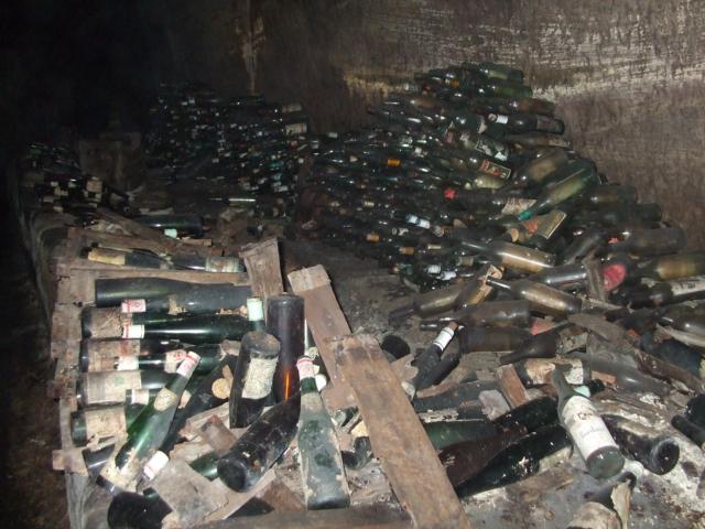 Eine weitere Sensation: in einem Nebenstollen entdeckte man ein altes Weinlager. Die aufrecht stehenden Flaschen standen ursprünglich in Holzkisten, die im Laufe der Jahre einfach weggefault waren. Die Experten hatten diesen Teil der Stollen im Originalzustand belassen, um auch die vielfältige Nutzung der Keller nach den Brauereien zu dokumentieren.