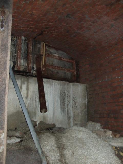 Hier sieht man das häufig unrühmliche Ende der alten Kelleranlagen: Beton!!<br />Das hier war ein Zugang zum alten Eishaus einer Kulmbacher Brauerei. Auf diesem Fundament befindet sich nun ein Neubau. <br />Durch den Zugang ragt als letztes Überbleibsel ein Metallrohr, durch das die Baufirma etliche Kubikmeter Beton in den Keller hat laufen lassen.