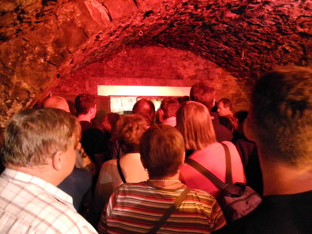 Hier der Vorkeller bei einer meiner Führungen. Im Hintergrund erkennt man die Edelstahltür zum Hauptkeller