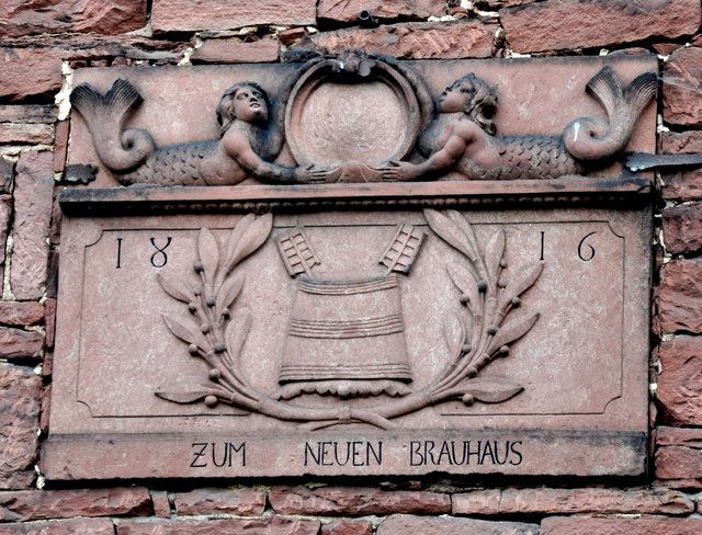 Hier das Brauereirelief in der Mitte des Hauses