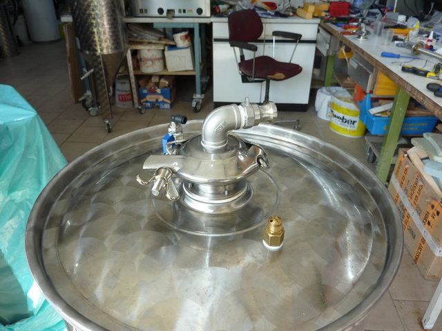 P1080308_Bildgröße ändern.JPG (178.35 KiB) 6879 mal betrachtet Aufbau am Deckel + Überdruckventil + 1/4" Ventil für Blow off oder CO²