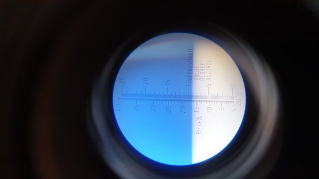1. Blick Refraktometer.jpg