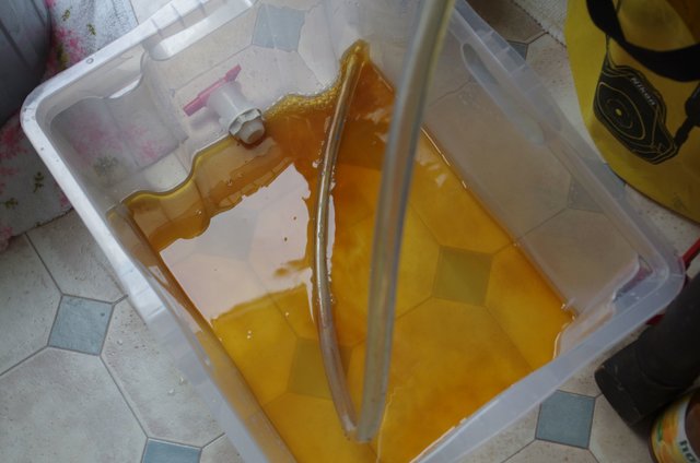 90g Zucker in minimalem kochendem Wasser aufgelöst und dann zum abfüllen umgeschlaucht.