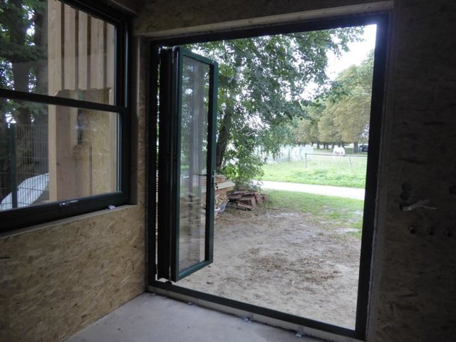 Und da ein alter Terrassenbrauer wie ich zwar im Winter gern drinnen brauen würde, im Sommer aber doch das Terrassenfeeling vermissen wird, musste es eine dreiflügelige Falttür sein.