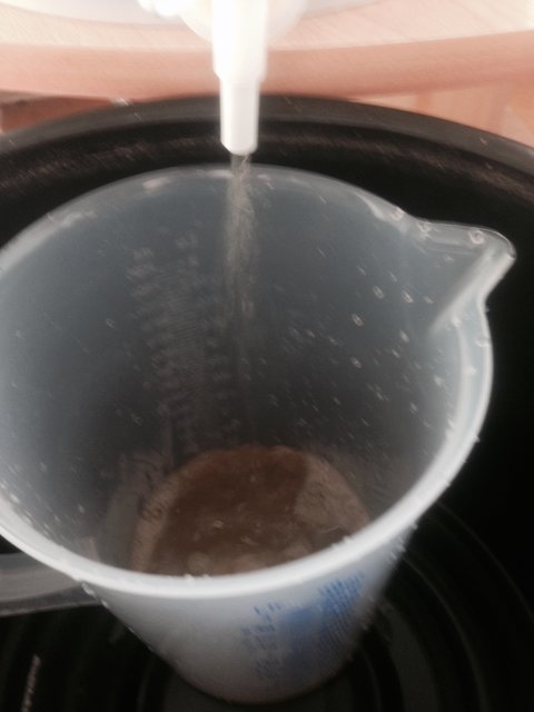 Den ersten trüben Liter wieder zurückgekippt.