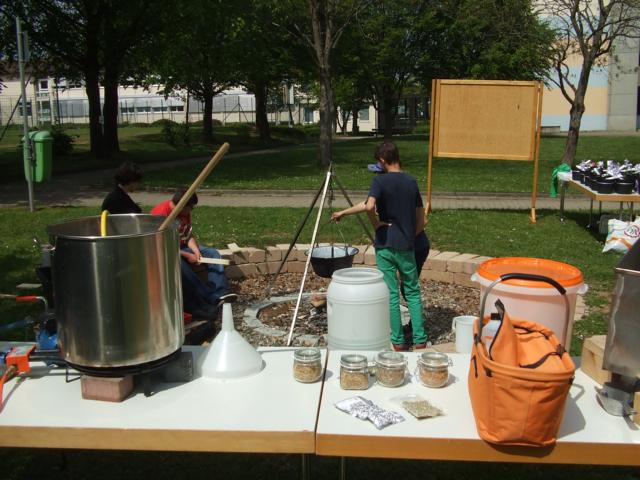 Die Brauerei &quot;backstages&quot; Man sieht den späteren Würzekocher - die orange Kiste für das &quot;Wertvolle&quot; und den Blick auf unser &quot;Nachgusslagerfeuer&quot; <br />Am Rand einen der drei Stände zum Thema Hopfen