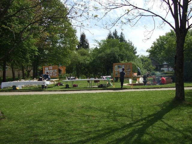 Unser ganzer Stand von vorne: <br />Links: Treberbrot - Verkauf und Treberbrot kneten für Schüler<br />Mitte: Hopfenfechser -Verkauf<br />Rechts: Bierbrauen - Infotafeln des Bayerischen Brauerbundes <br />Hintergrund: Die Braustraße