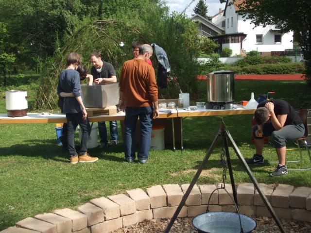 Reger Betrieb am Bierbraustand: <br />Was läuft denn da eigentlich??<br />Kann man das Bier schon trinken??<br />Für einige wohl eine berechtigte Frage, denn am Schulfest herrschte Alkoholverbot!!