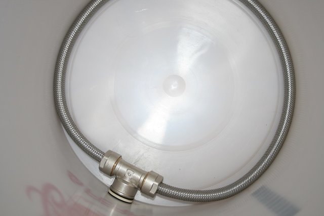 Gär- und Leutereimer (Plastik 30l) mit gestern gebasteltem Läuterschlauch und Kugelhahn