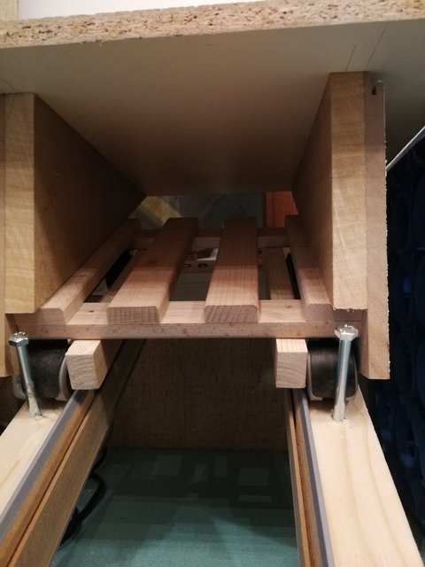 Detail mit Rollbrett. Die Rollen müssen etwas fixiert werden dass sie nicht pendeln können.