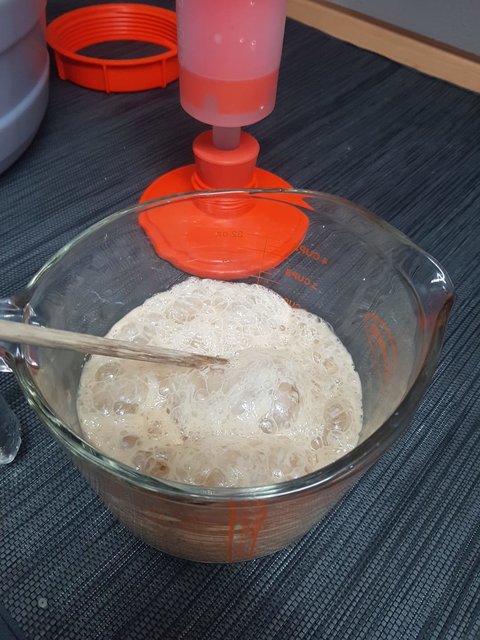 Hefe gut angegangen und kommt dann dazu..Deckel drauf und...