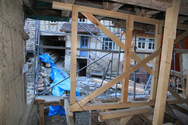 Blick aus dem Brauraum aufs Wohnhaus. An der Wand links steht jetzt die Küchenzeile