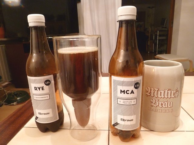 a2.jpg (688.34 KiB) 30049 mal betrachtet Die zwei Brewie Biere. Im Steingut Krug war Wasser zum Bier.