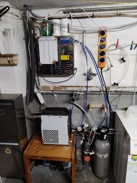 Oben die Tafelwasseranlage, unten der zweileitige Kühler. Oben gehts durch die Decke in den Wohnbereich. Beim Wasser daraus achten, dass der Schlauch dem Druck standhält. Ein normaler Bierschlauch reicht nicht. Vorn steht normalerweise ein Bierfass. Aktuell ist aber dry January ;-)