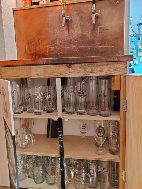 Hier sieht man hinten die Schläuche in einer Schaumstoffmanschette und den Abwasserschlauch... Ich hab auch zwei Schläuche für Begleitkühlung mit drin...