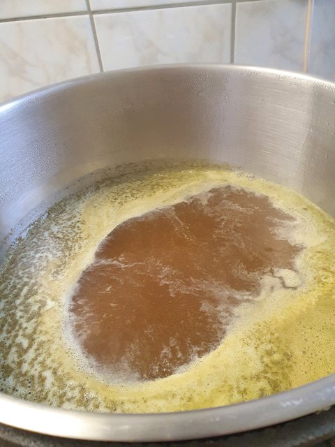 Eindlich hat es (leicht) wallend gekkocht. Hopfengaben und Menge laut Rezept