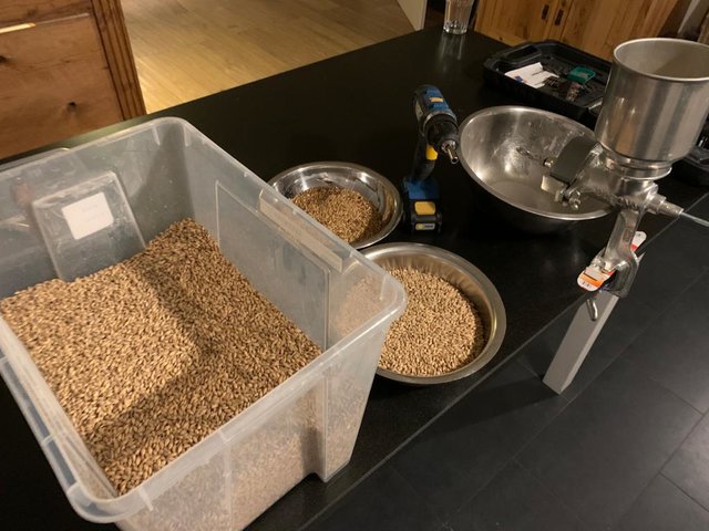 6 kg Malz mit der Corona Mühle und Akkuschrauber geschrotet