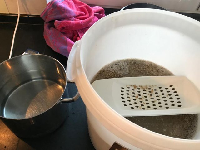 Ein Spätzlesieb ist sehr hilfreich für die Nachgüsse