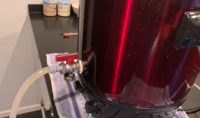 Ich hab den EInkocher aufgebohrt und einen 1/2 Zoll Hahn eingebaut