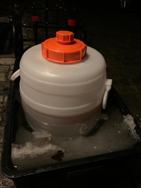Die Kombination Schnee plus Wasser in der Mörtelwanne geht sehr gut. Nach 2,5 h 8°C erreicht