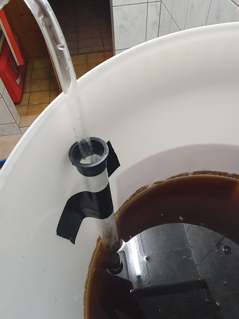 Mir fehlt noch der Befestigungsclip für den Heber; wird bei der nächsten Bestellung erledigt. Musste ich halt improvisieren